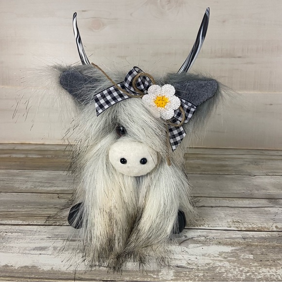 Highland Cow Coo Gnome White Multicolor Faux Fur Handmade Gingham Bow Flower - Picture 3 of 11